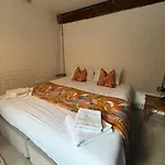 Stylish Industrial 1 Bed * بريستول