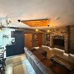 Stylish Industrial 1 Bed شقة *