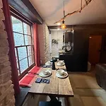 Stylish Industrial 1 Bed Апартаменти *