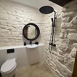 Stylish Industrial 1 Bed شقة