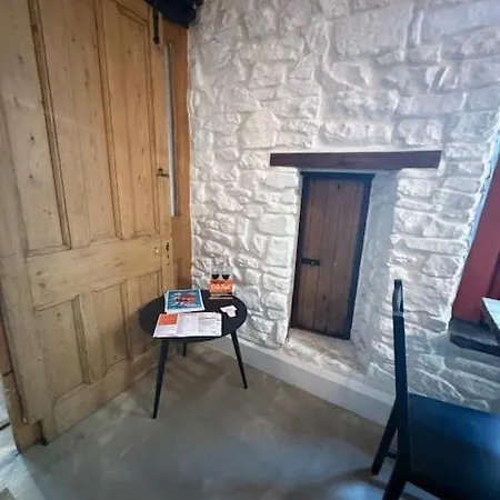 Stylish Industrial 1 Bed Apartment Bristol