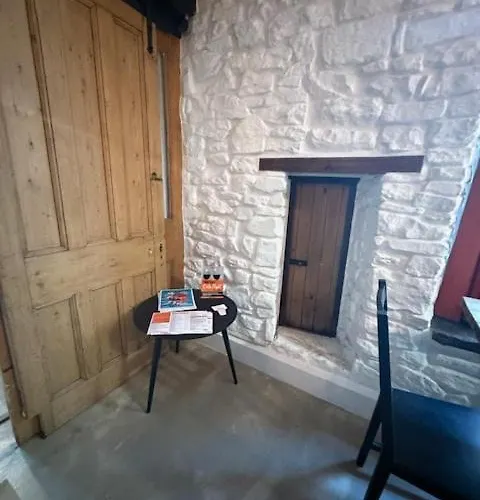 Stylish Industrial 1 Bed Apartment Bristol